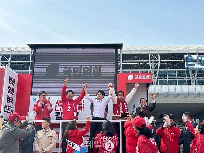 한동훈 국민의힘 비상대책위원장(가운데 하얀색 셔츠)이 2일 충남 아산 온양온천역 광장을 찾아 김영석 아산갑 후보(가장 오른쪽)와 전만권 아산을 후보의 손을 잡고 지지를 호소하고 있다. 가장 왼쪽은 불출마를 선언한 이명수 아산갑 의원. ⓒ데일리안 강현태 기자