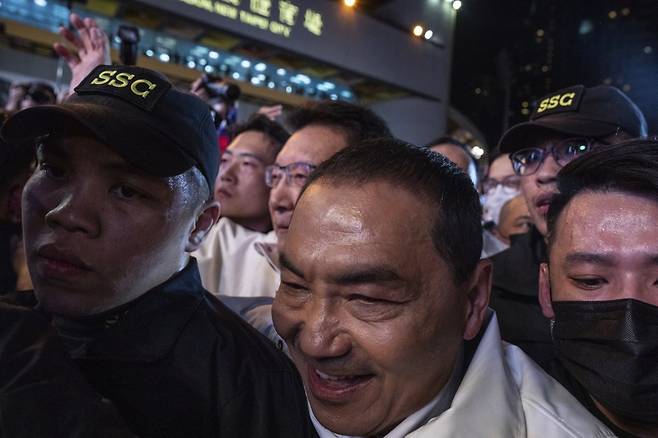 지지자들을 가로질러 온 허우유이 총통 후보(가운데)와 바로 뒤로 보이는 안경을 쓴 자오샤오캉 부통령 후보의 모습. 신베이=AP 뉴시스