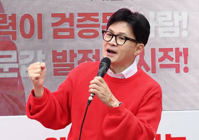 국민의힘 한동훈 비상대책위원장이 선거운동 첫날인 3월 28일 오전 서울 신촌에서 유세에 나서 “정치를 개같이 하는 사람이 문제”라고 말하고 있다. 뉴시스