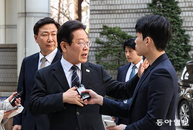이재명 더불어민주당 대표가 2일 오전 서울 서초구 서울중앙지법에서 열린  ‘대장동 배임·성남FC 뇌물’ 관련 1심 속행 공판에 출석하며 지지자들에게 인사하고 있다. 이한결 기자 always@donga.com