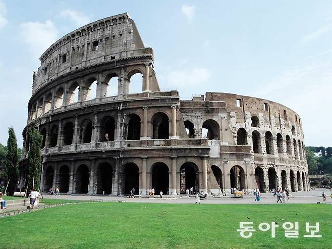 이탈리아 로마에 있는 고대 로마 원형경기장 콜로세움. 서기 72∼80년 사이에 지어졌다. 동아일보DB