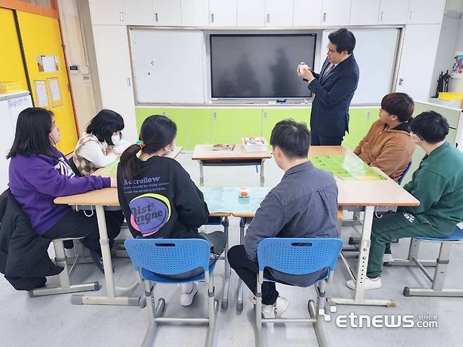 경기 성남시 혜은학교 고등학교 3학년 2반 최국진 교사가 코딩 수업을 위해 테일봇 코딩 입력을 설명하고 있다. 김동성 기자