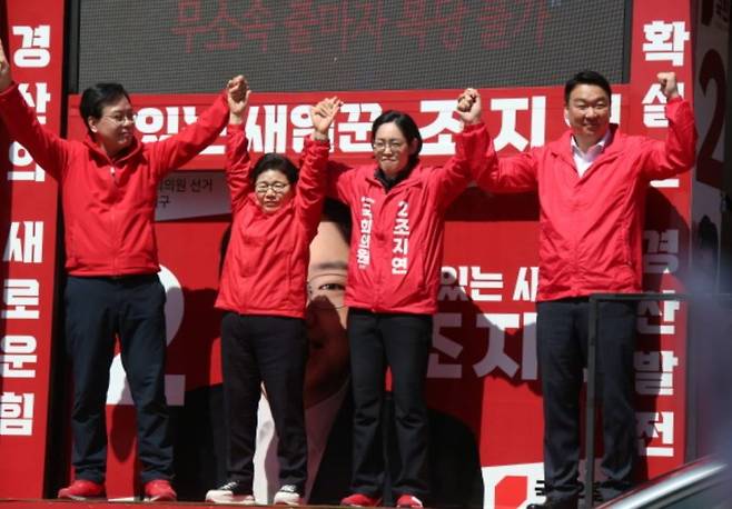 송언석·임이자·조지연·정희용 국민의힘 후보가 1일 경산공설시장에서 조지연 후보의 지지를 호소하고 있다. 뉴시스