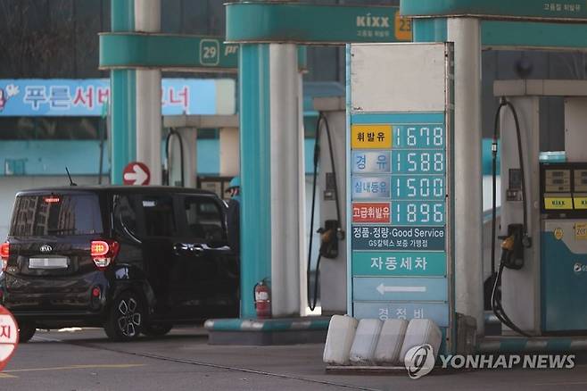 지난달 30일 한국석유공사 유가정보시스템 오피넷에 따르면 3월 넷째 주(24∼28일) 전국 주유소 휘발유 평균 판매가는 L당 1639.5원으로 직전 주 대비 1.5원 상승했다. 사진은 지난달 31일 서울 시내 주유소 모습. 연합뉴스.