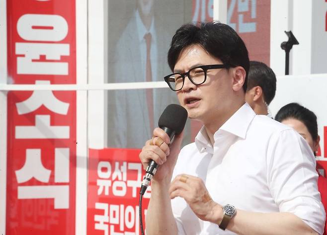 한동훈 국민의힘 총괄선거대책위원장이 2일 오후 대전 유성구 지족역사거리 앞에서 열린 '국민의힘으로 유성살리기' 지원유세에서 윤소식 대전 유성갑 후보, 이상민 대전 유성을 후보와 함께 지지를 호소하고 있다. 사진=뉴스1