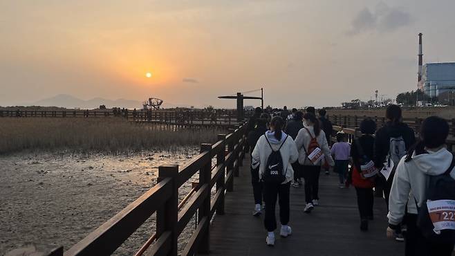 서부산 생태관광 야간 걷기대회 참가자들이 강변을 걷고 있다. 부산관광공사 제공