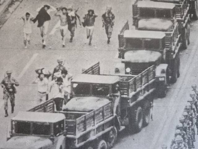 1980년 5·18 민주화운동 때 군인들이 시민들의 옷을 벗기는 등 인권유린을 했다. 한겨레 자료사진