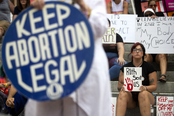 2022년 6월 미국 플로리다주 탤러해시에 있는 플로리다 역사 의사당 밖에서 임신중지 찬성, 반대 시위대가 각각 손팻말을 들고 있다. 텔러해시/AP 연합뉴스