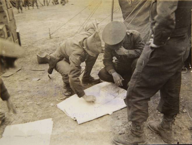 1948년 5월15일 제주도 주둔 국방경비대 미군 고문관 대위가 경비대 장교들과 작전 계획을 논의하는 모습이다. 미국국립기록관리청 보관 사진