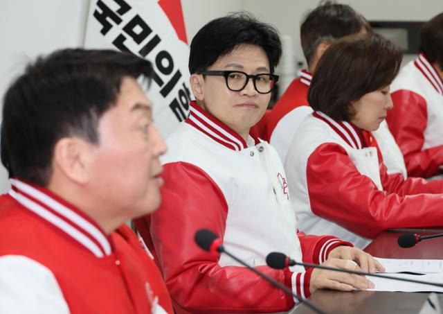 한동훈 국민의힘 총괄선거대책위원장이 지난달 18일 오전 서울 여의도 중앙당사에서 열린 중앙선거대책위원회의에서 안철수 공동선거대책위원장의 발언을 듣고 있다. 연합뉴스