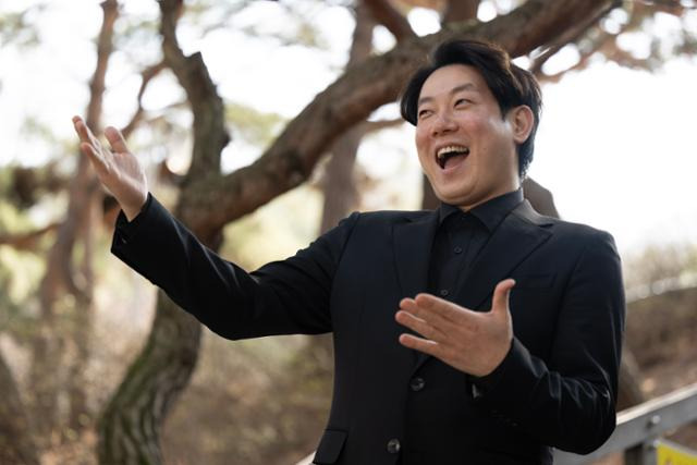 카운터테너 장정권이 예술의전당에서 노래하는 듯한 포즈를 취하고 있다. 그는 후배 성악가들을 위한 조언을 구하자 "카운터테너는 타고난 소리의 조건도 중요하지만 후천적 노력이 중요해 끝까지 포기하지 않는 태도가 중요하다"고 말했다. 박시몬 기자
