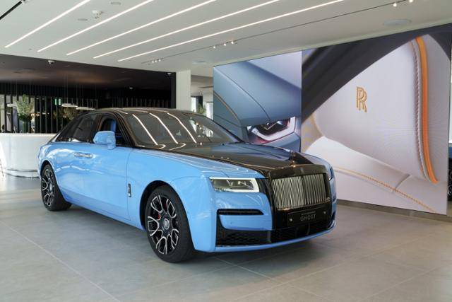 서울 강남구 청담동 롤스로이스 청담 쇼룸에 20주년 기념 한정판 블랙 배지 고스트 청담 에디션 갈릴레오 블루 모델이 전시돼 있다. 롤스로이스 제공