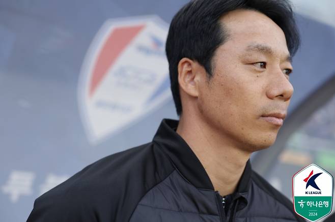 사진은 지난달 31일 수원월드컵경기장에서 열린 수원과 부산의 하나은행 K리그2 2024 4라운드. 염기훈 수원 감독이 경기장을 지켜보고 있다. 사진=프로축구연맹