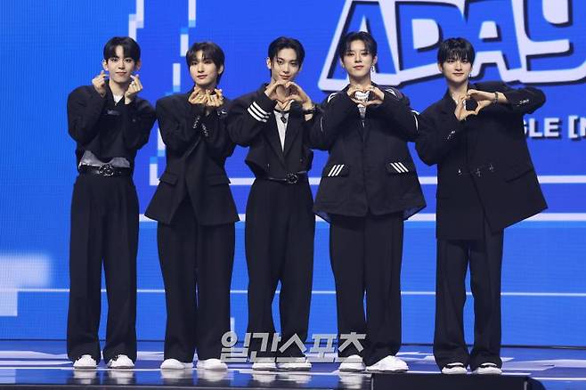 그룹 나우어데이즈(NOWADAYS) 현빈, 연우, 시윤, 진혁, 윤이 2일 오후 서울 용산구 블루스퀘어 마스터카드홀에서 열린 첫 번째 싱글 'NOWADAYS' 데뷔 쇼케이스에 참석해 포즈를 취하고 있다. 타이틀 '우위(OoWee)'는 소울풀한 멜로디와 힙합 요소가 조화를 이룬 곡이다. 서병수 기자 qudtn@edaily.co.kr /2024.04.02/