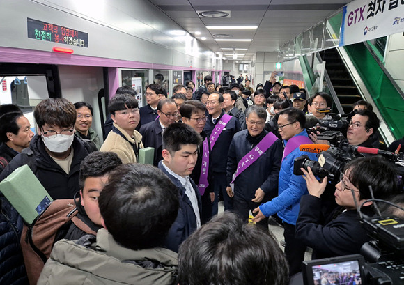 박상우 국토교통부 장관과 이성해 국가철도공단 이사장이 30일 오전 5시30분 동탄역을 출발한 GTX-A 열차를 타고 같은날 오전 5시50분 수서역에 도착하고 있다. [사진=뉴시스]