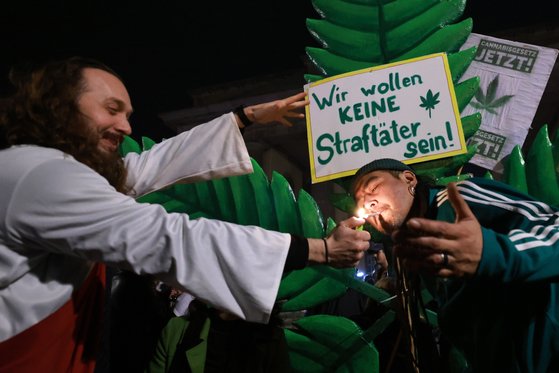1일(현지시간) 독일 베를린 브란덴부르크문 앞에서 애연가들이 대마초를 피우고 있다. EPA=연합뉴스