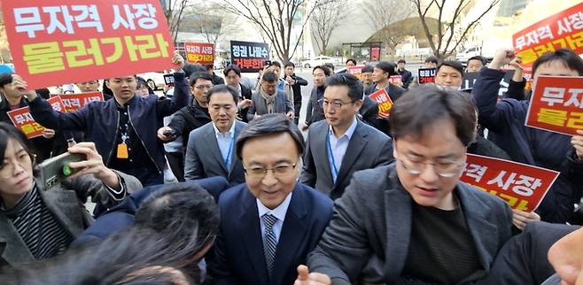 김백 YTN 사장(가운데)이 1일 오전 사장 취임에 반대하는 YTN노조 조합원들의 반대를 뚫고 출근하고 있다. /전국언론노조 YTN지부 제공