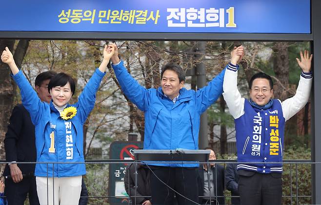임종석 전 문재인 대통령 비서실장이 지난달 28일 왕십리역 광장에서 중구성동구 갑과 을에 각각 출마하는 전현희 후보와 박성준 후보 지원 유세를 하고 있다.   연합뉴스