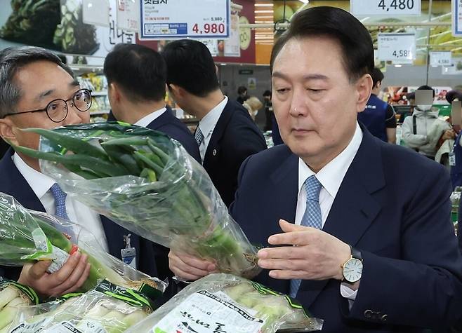 윤석열 대통령이 지난달 18일 서울 서초구 농협 하나로마트 양재점을 찾아 대파값을 점검하고 있다. 대통령실통신사진기자단