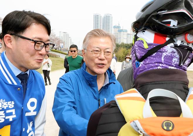 문재인 전 대통령이 2일 더불어민주당 중구 출마자 오상택 후보와 함께 태화강 국가정원을 찾아 시민과 악수하고 있다. 연합뉴스
