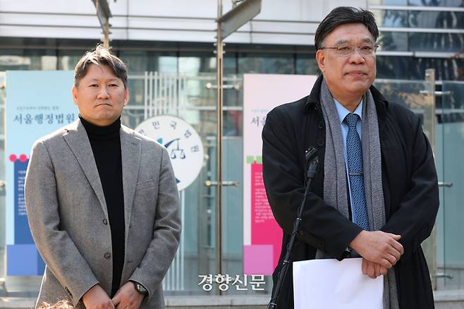 김창수 전국의과대학교수협의회 비상대책위원장(왼쪽)과 법률 대리인 이병철 변호사가 지난달 14일 서울 서초구 서울행정법원에서 보건복지부 장관과 교육부 장관을 상대로 낸 의대 증원 취소소송·집행정지 가처분 신청과 관련해 입장을 밝히고 있다. 한수빈 기자