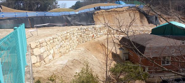 전북 남원시의 가야시대 고분군이 정밀 보전대책 미비로 허물어지고 있어 대책마련이 시급하다. 김해시 제공
