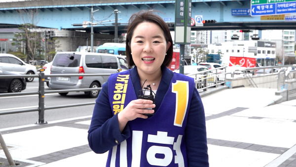 더불어민주당 이현 후보가 원포인트 공약을 설명하고 있다. 박혜원PD