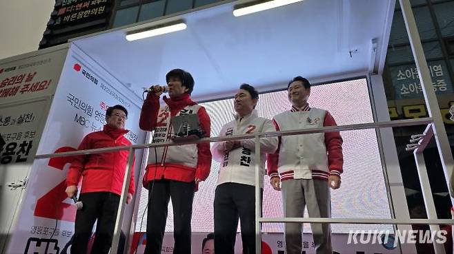 김영주 국민의힘 영등포갑 후보가 지난달 29일 박용진 국민의힘 영등포을 후보와 함께 영등포 사수를 호소하고 있다. 사진=임현범 기자