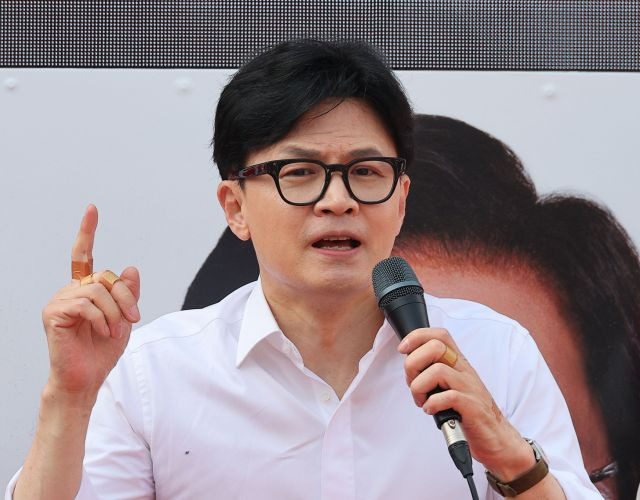 한동훈 국민의힘 비상대책위원장 겸 총괄 선거대책위원장이 2일 충남 아산시 온양온천역 앞 광장에서 김영석(충남 아산시갑) 후보, 전만권(충남 아산시을) 후보에 대한 지지를 호소하고 있다. 연합뉴스