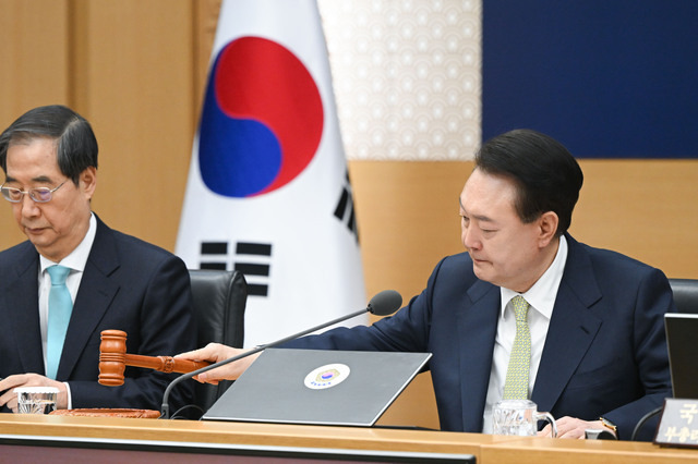 윤석열 대통령이 2일 정부세종청사에서 열린 제15회 국무회의에 참석, 회의를 주재하고 있다. 세종=대통령실사진기자단