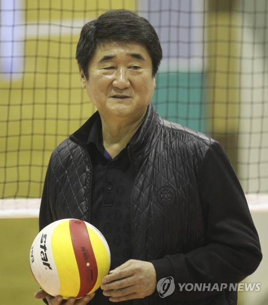 삼성화재 감독 당시 배구공을 들고 훈련을 하는 모습. [연합뉴스 자료사진]