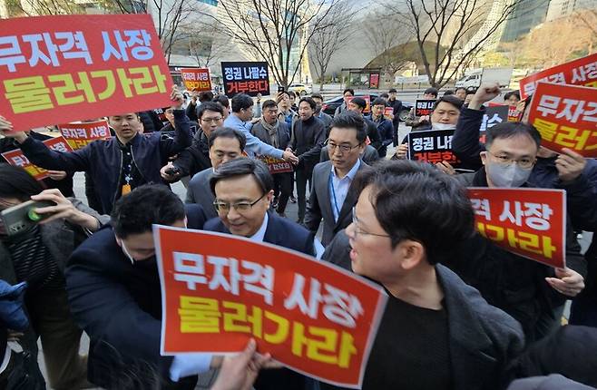▲ 유진그룹 주도로 임명된 김백 YTN 신임 사장이 1일 항의하는 YTN 구성원들에게 둘러싸인 채 YTN 사옥으로 이동하고 있다. 그는 취임사에서 김건희 여사 의혹 보도들에 대해 사과하겠다고 했다. 사진=언론노조 YTN지부