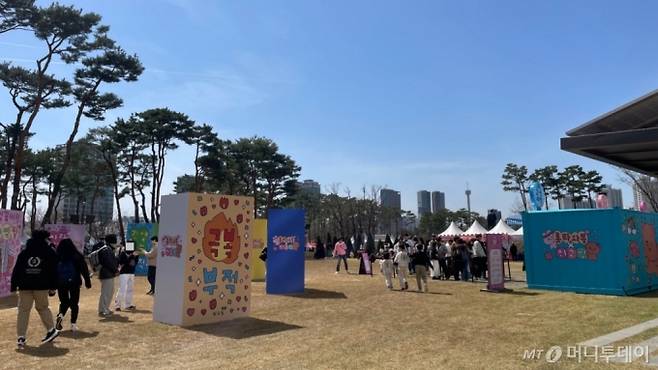 지난달 31일 서울 송파구 롯데월드몰 앞에 있는 행사에 사람들이 오가고 있다. /사진=김지성 기자