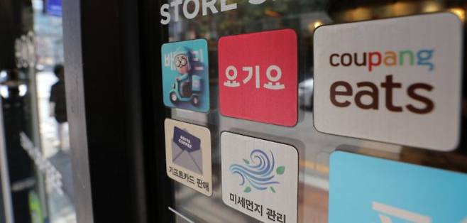 서울 강서구의 한 음식점 앞에 배달앱 3사 스티커가 붙어 있다. /사진=뉴시스