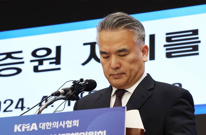 김성근 의협비대위 언론홍보위원장이 지난 1일 윤석열 대통령의 대국민 담화 직후 의사협회에서 정례브리핑을 열고 입장을 밝히고 있다. [연합]