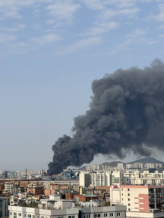 1일 오후 3시 57분께 인천시 서구 석남동 공장에서 불이 나 검은 연기가 치솟고 있다. [연합]