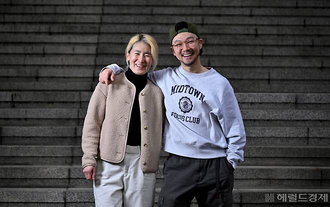 뮤지컬 ‘라스트 파이브 이어스’의 부부 제작진 문병권 안무감독과 이지영 연출가는 “출퇴근도 없이 밥풀이 말라 비틀어질 때까지 일 이야기를 하는데, 그게 너무 좋다”며 웃었다. 임세준 기자