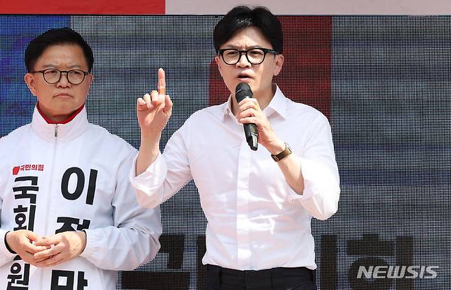 [천안=뉴시스] 추상철 기자 = 한동훈 국민의힘 비상대책위원장이 2일 오전 충남 천안시 서북구 성성호수공원에서 열린 ‘국민의힘으로 천안살리기’ 지원유세에서 이정만 천안시을 후보의 지지를 호소하고 있다. 2024.04.02. scchoo@newsis.com