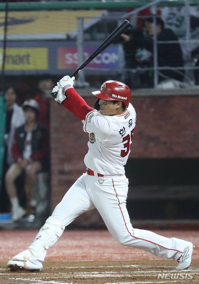 [인천=뉴시스] 황준선 기자 = 23일 오후 인천 SSG랜더스필드에서 열린 2023 KBO 포스트시즌 준플레이오프 NC다이노스와 SSG 랜더스의 2차전 경기,  6회 말 1사 주자 없는 상황 SSG 한유섬이 솔로 홈런을 치고 있다. 2023.10.23. hwang@newsis.com