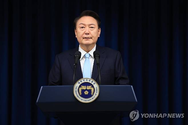(서울=연합뉴스) 홍해인 기자 = 윤석열 대통령이 1일 서울 용산 대통령실 청사에서 의료 개혁 관련 '국민께 드리는 말씀'을 하고 있다. 2024.4.1 [대통령실 제공. 재판매 및 DB 금지] hihong@yna.co.kr 연합뉴스