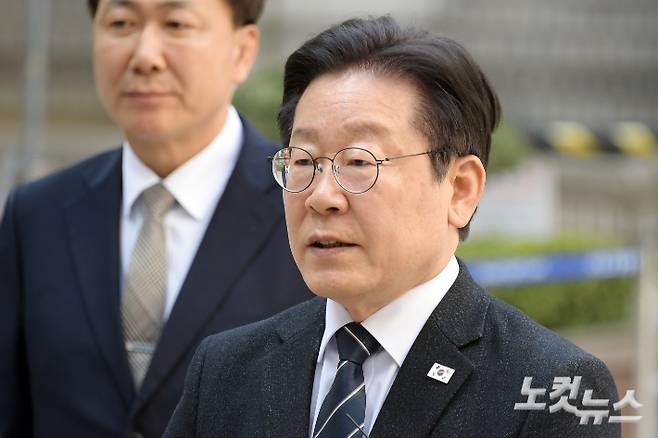 더불어민주당 이재명 대표가 2일 오전 서울 서초구 서울중앙지법에서 열린 '대장동 배임·성남FC 뇌물' 관련 속행 공판에 출석하며 취재진의 질무에 답변을 하고 있다. 윤창원 기자