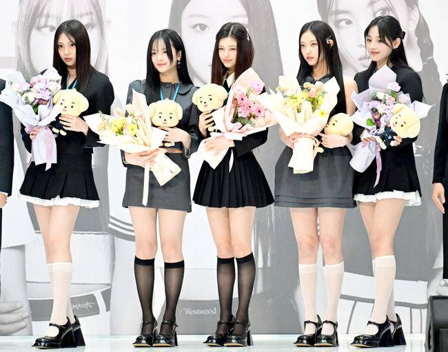 [OSEN=인천공항, 김성락 기자] 22일 오전 인천국제공항 1터미널에서 그룹 뉴진스의 인천공항본부세관 홍보대사 위촉식 행사가 진행됐다. 그룹 뉴진스가 기념촬영을 하고 있다. 2024.03.22 / ksl0919@osen.co.kr