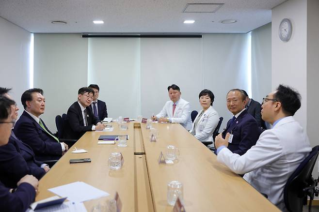 윤석열 대통령이 1일 대전 유성구 유성선병원을 방문해 의료진과 간담회를 하고 있다. 대통령실 제공