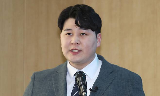 사직 전공의 류옥하다 씨가 2일 오전 서울 종로구 센터포인트빌딩 회의실에서 젊은의사(전공의·의대생) 동향조사 결과 브리핑을 하고 있다. 뉴스1