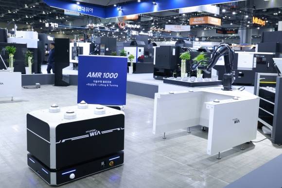 1일 경기 고양시 킨텍스에서 열린 생산제조기술 전시회 ‘심토스(SIMTOS) 2024’에 참가한 현대위아 전시관에 자율주행물류로봇(AMR·왼쪽)과 협동로봇이 전시돼 있다. 현대위아는 이번 전시회에서 사람의 개입 없이 전기차 부품을 제조하는 ‘모빌리티 제조 토털 솔루션’을 선보였다. 현대위아 제공