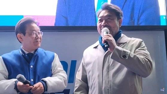 지난 1일 인천 계양구에서 열린 이재명(왼쪽) 더불어민주당 대표 선거 유세 현장에서 마이크를 잡은 배우 이원종. 유튜브 채널 ‘이재명’ 캡처