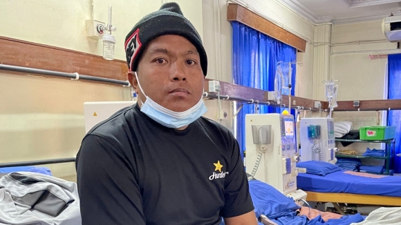 사우디아라비아에서 3년간 해외 노동을 한 대가로 신장병을 얻은 29세 네팔 남성. 일주일에 3번 씩 투석을 받고 있다