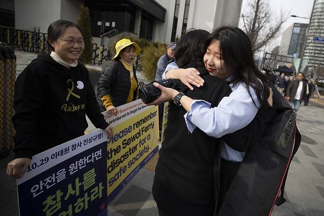 3월16일 서울광장에서 끝난 세월호 참사 10주기 전국시민행진을 취재하러 온 임혜림 <경기신문> 기자(오른쪽)가 7년 만에 만난 활동가와 포옹하고 있다. ⓒ시사IN 이명익