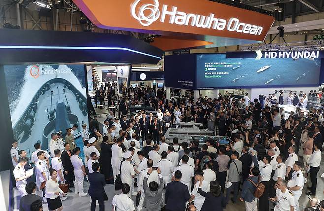 2023년 6월7일 부산 해운대구 벡스코에서 열린 '2023 부산국제조선해양대제전'에서 관람객들이 한화오션과 HD현대중공업 부스에서 조선과 해양플랜트 산업 최신 기술을 살펴 보고 있다. ⓒ연합뉴스