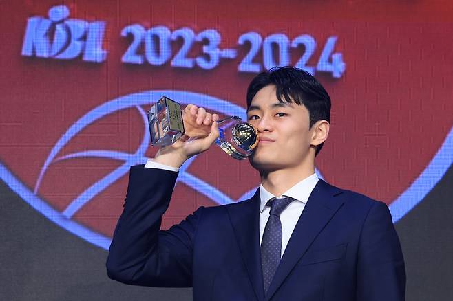 프로농구 LG 유기상이 지난 1일 KBL 정규리그 시상식에서 신인선수상을 수상한 뒤 트로피에 입 맞추고 있다. 연합뉴스